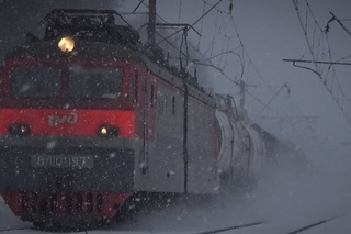 Электровоз ВЛ10У-197 с грузовым поездом в метель