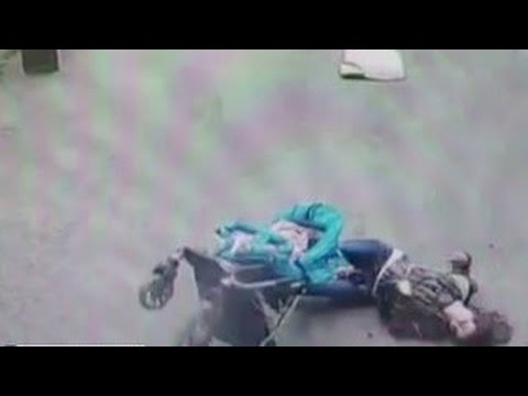 В Петербурге на женщину с ребенком упала часть