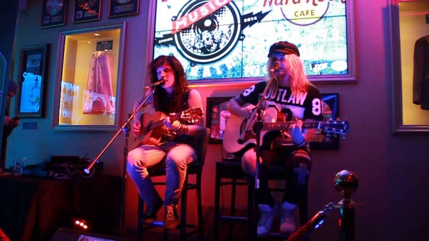 Santa Cruz high on you Hard Rock Cafe (