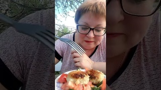 пожрем/Мукбанг салат и две котлеты/обжор