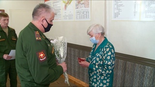 Удостоверение к медали За отвагу посмертно вручили родственникам погибшего солдата в Бийске