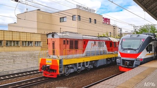 Тепловоз ЧМЭ3-2672 с пассажирским поездом на о.п. Электрозаводская