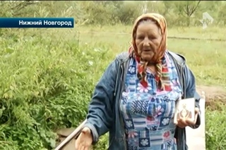 Чиновники сделали мост из надгробных плит.