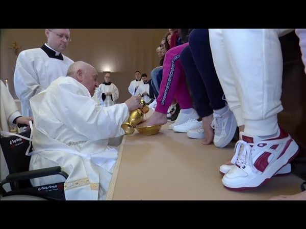 Pope washes feet at womens