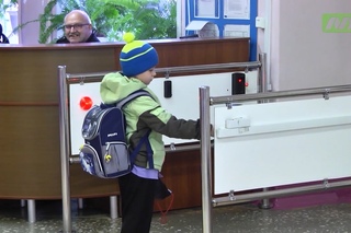 Пропускной режим в школах ужесточили.