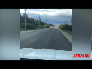 Новый асфальт на дороге уложен волнами