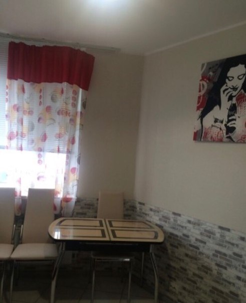 Фото: Сдается двухкомнатная квартира в мкр. Солнцево-парк с хорошим ремонтом 52 кв.м. Современная мебель и бытовая техника в наличии (холодильник, стиральная машина, микроволновая печь, посудомоечная машина, чайник, утюг, моющий пылесос, индукционная плита и духовой шкаф. Телевизор на кухне). В большой комнате встроенный, очень вместительный шкаф-купе с полками и платяными отделами. В маленькой комнате при необходимости фотообои с самолетами легко убираются. С/у раздельный. Квартира светлая, чистая. Аренда на длительный срок. 1 собственник, документы все предоставляются. Рассматриваются славяне. Можно с детьми и чистоплотными животными.<br>Депозит можем разбить.