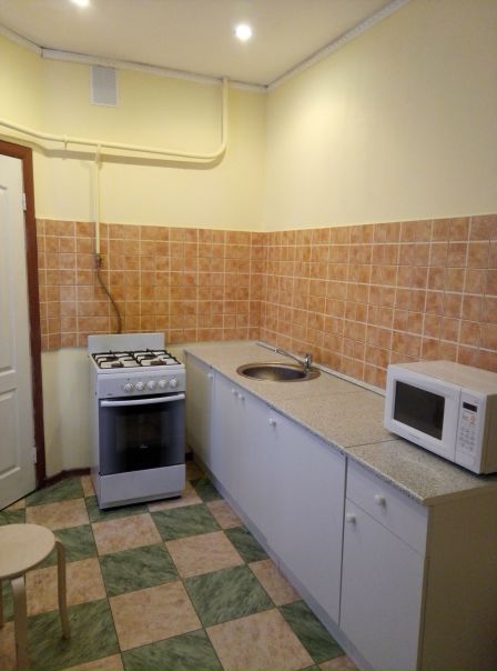 Фото: Сдам койко-место в 3-х комнатной квартире. Без залога и комиссии. В шаговой доступности от метро БАУМАНСКАЯ 3 мин. пешком. Wi-Fi, холодильник, стиральная машина, утюг, микроволновая печь. Есть вся необходимая посуда.Развитая инфраструктура, рядом магазины Дикси, Лента, Фитнес центр. Оплата по факту заселения. У нас действует сухой закон. Предоставляются гарантии-заключается договор, пишется расписка. В стоимость включены все коммунальные услуги. Звонить строго с 7:00 до 22:00 <br>Оплата: <br>Сутки-450 <br>Неделя-2500 <br>Месяц-7800 <br>По всем вопросам 8-903-013-04-68