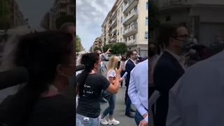 #Ostia, consigliere comunale e commercianti hanno impedito alla #Raggi di scendere dalla macchina.