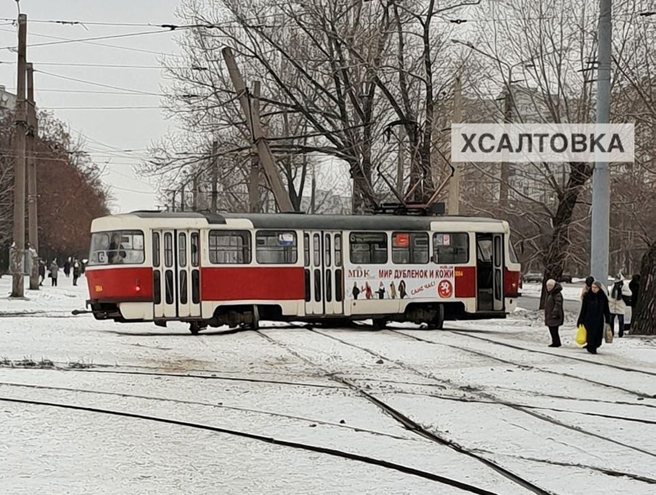 Не жди его: на Салтовке трамвай сошел с рельсов и влетел в столб Это картинка