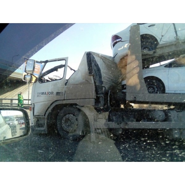 Около 12:00 на 26 км Киевского шоссе произошло ДТП: водитель автовоза врезался в стоящий на аварийке автобус 911, со слов водителя грузовика "отвлекся на летящий самолет во Внуково" Это картинка