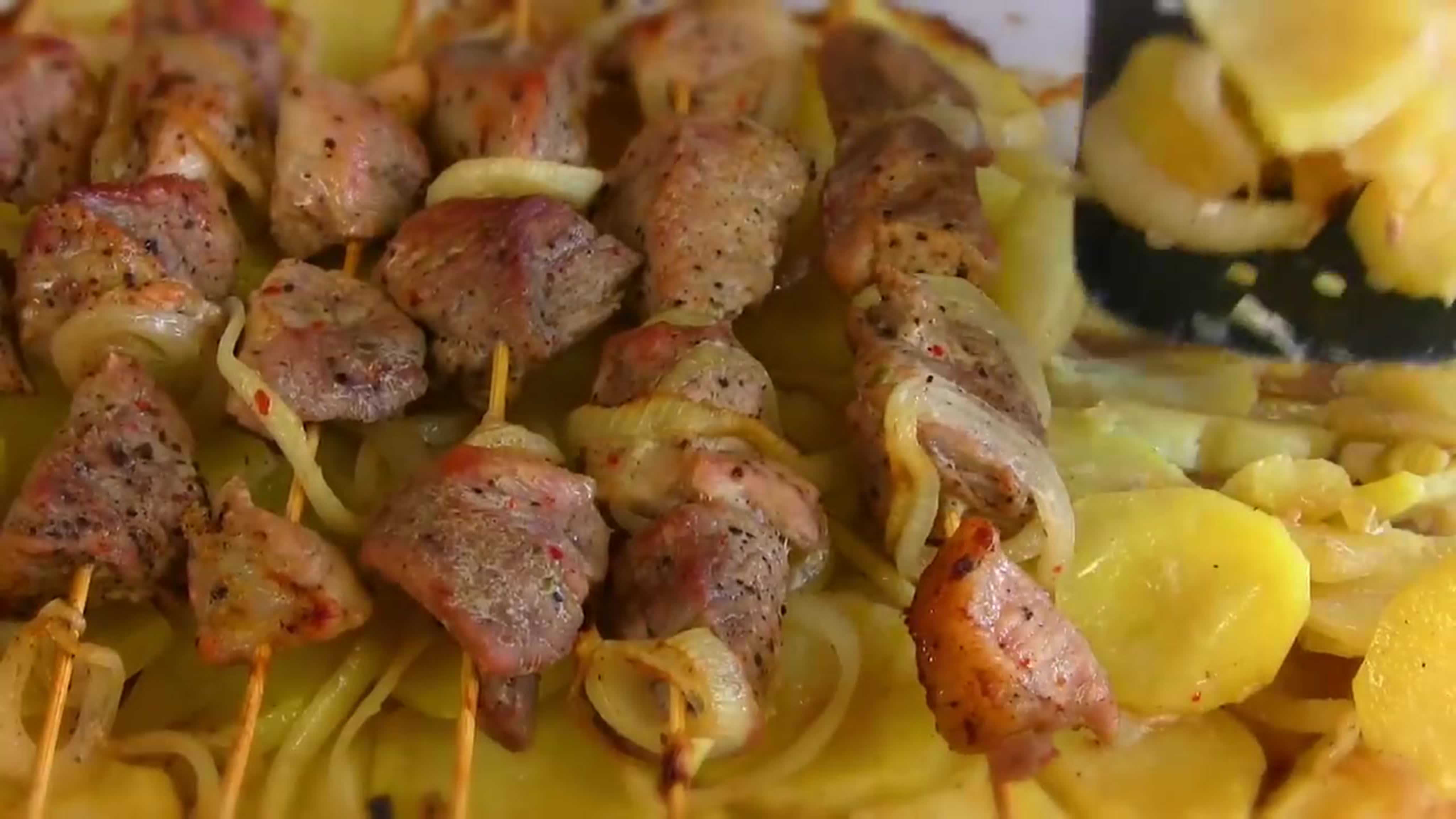 Куриный шашлык с картошкой в духовке