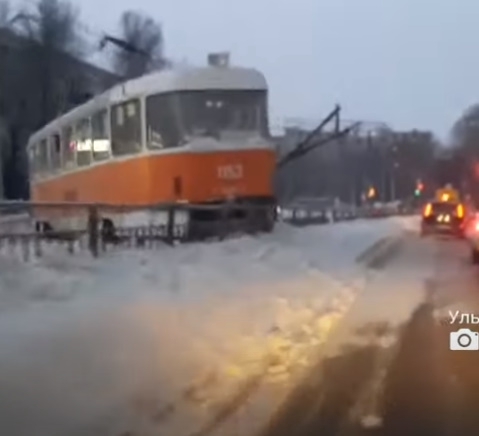 В Ульяновске трамвай сошел с рельс и снес опору контактной сети Это картинка